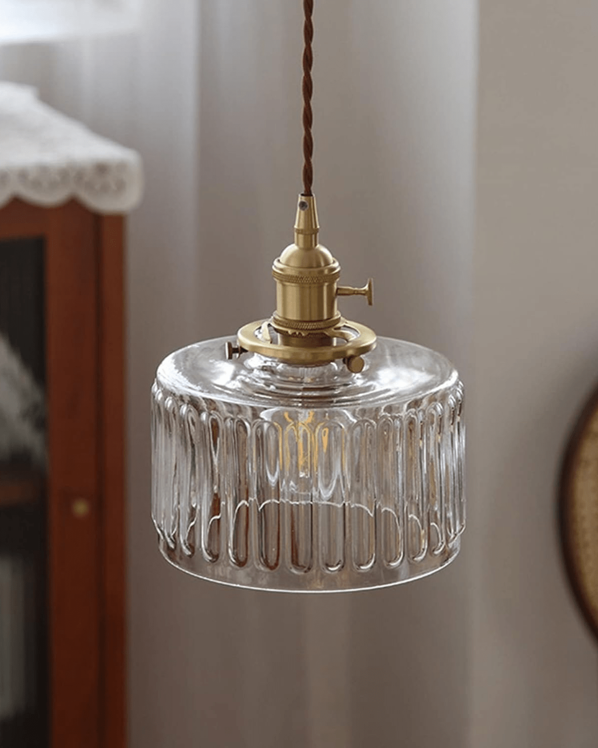 Elegant Glaspendel med Messingdetaljer - Skab Hygge i Hjemmet
