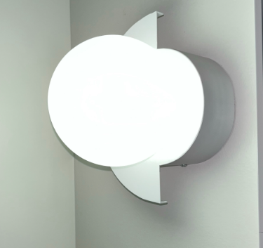Elegant Væglampe med Glasglobe – Moderne Geometrisk Design