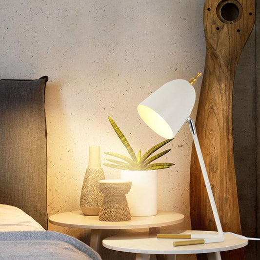 Modern bordslampa i metall med kupolformad skärm