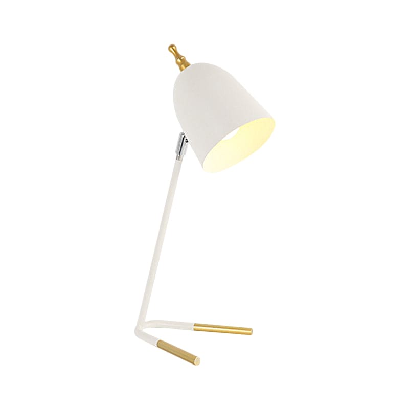 Stilren bordslampa i metall med unik kupoldesign