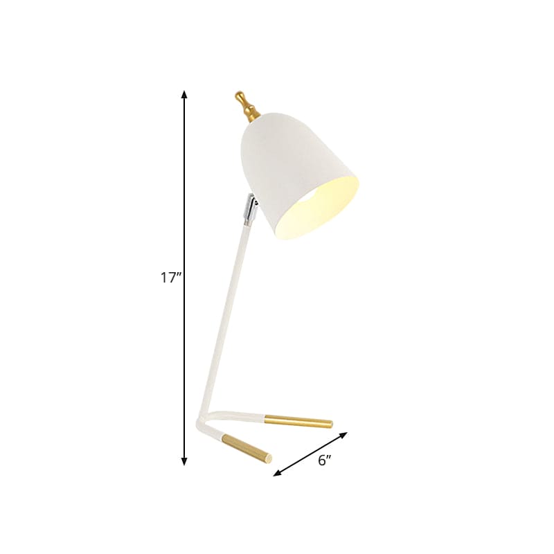 Stilren bordslampa i metall med unik kupoldesign