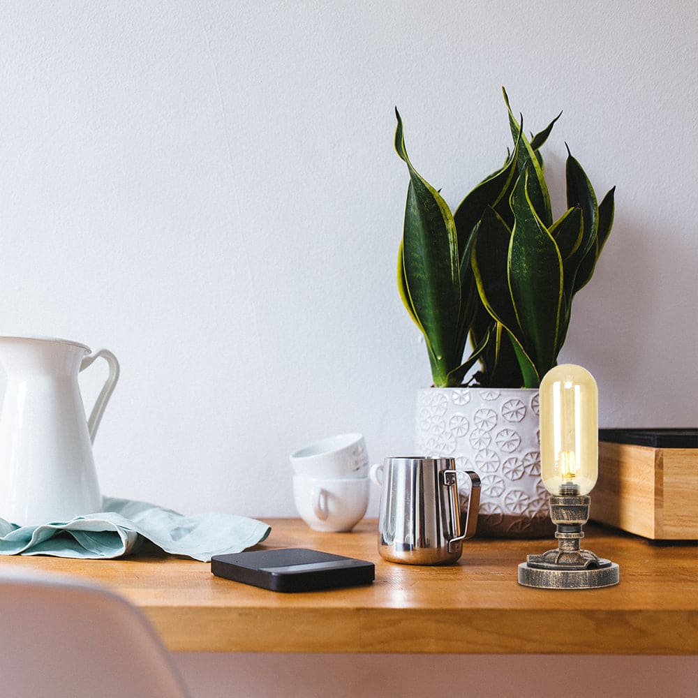 Moderne Industriel Bordlampe med Holdbart Metalrørdesign