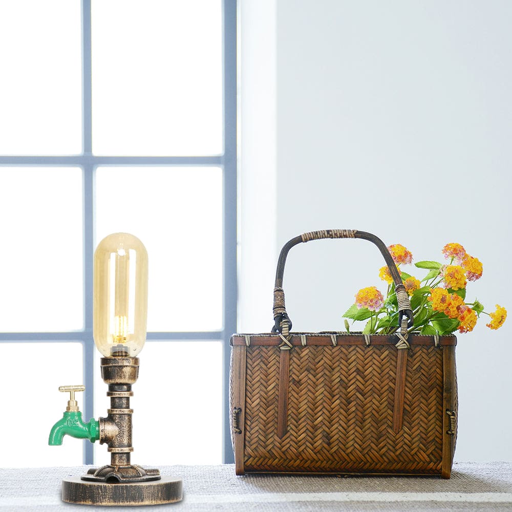 Moderne Industriel Bordlampe med Holdbart Metalrørdesign