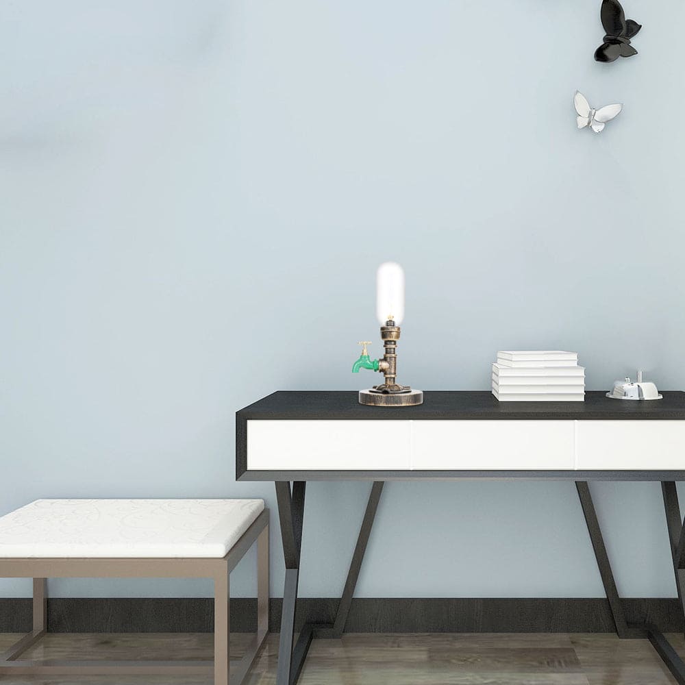 Moderne Industriel Bordlampe med Holdbart Metalrørdesign