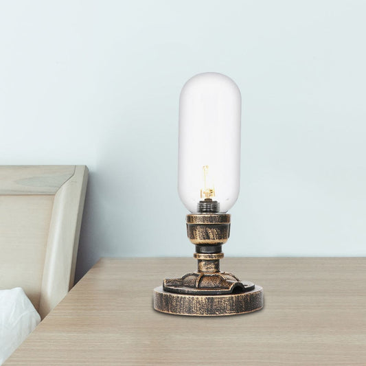 Modern industriell bordslampa med hållbar design i metallrör