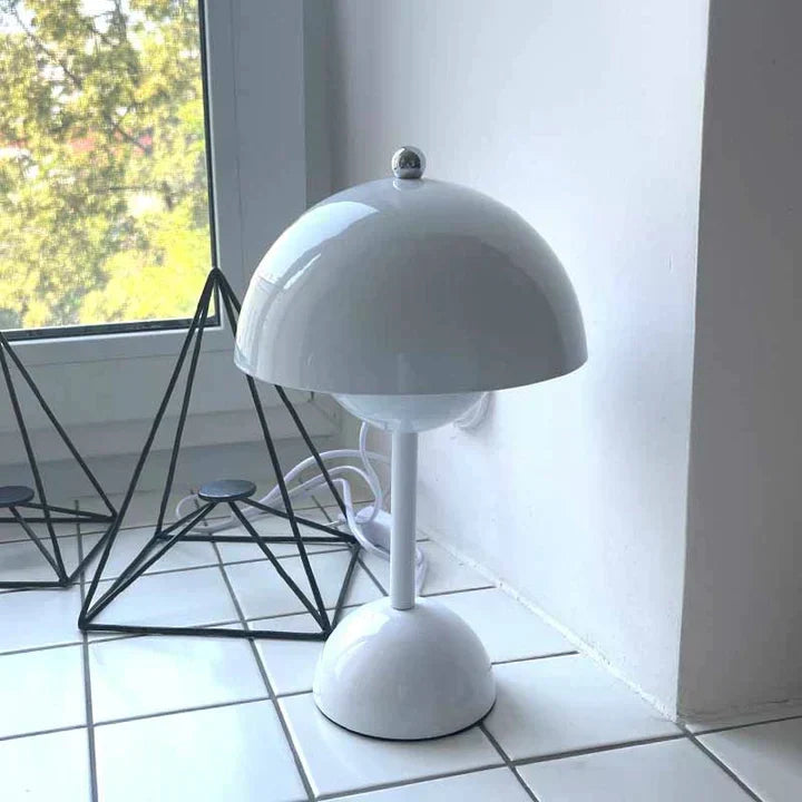 Nordisk Bordlampe med Justerbar LED - Elegant og Funktionel
