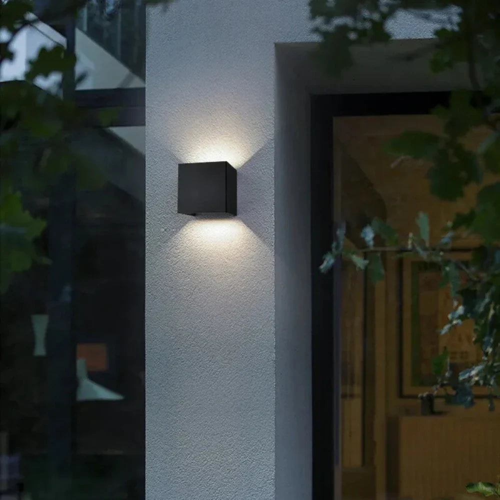 Justerbar LED Væglampe i Sort Aluminium til Indendørs & Udendørs