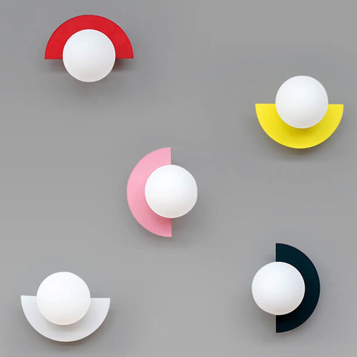 Elegant Væglampe med Glasglobe – Moderne Geometrisk Design