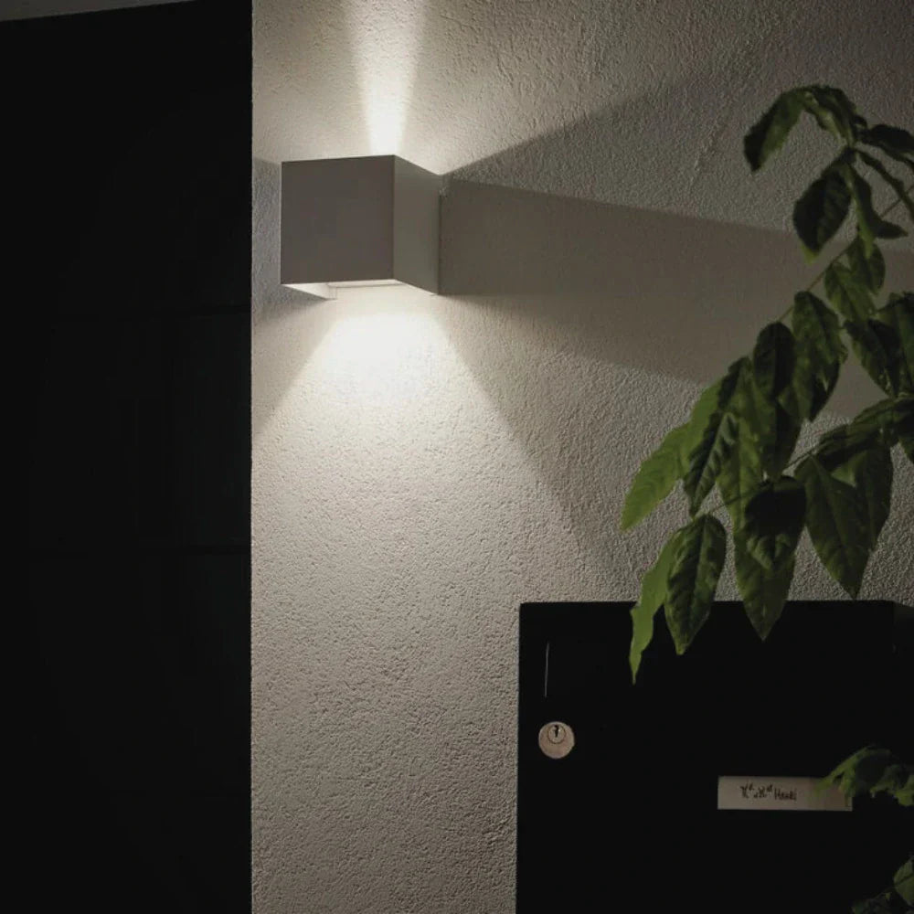 Justerbar LED Væglampe i Sort Aluminium til Indendørs & Udendørs