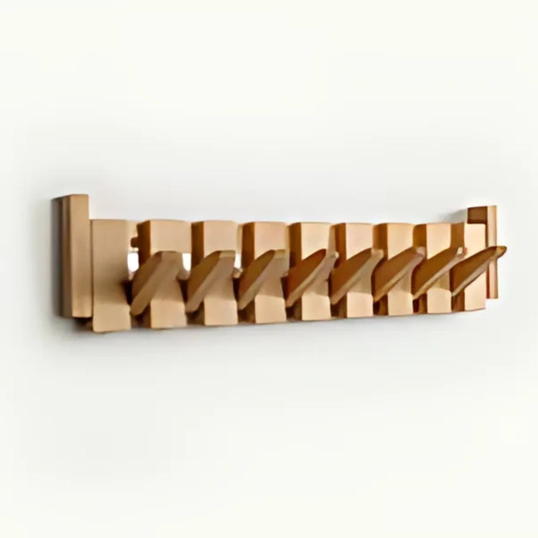 Elegant väggmonterad klädhängare i trä med unik design