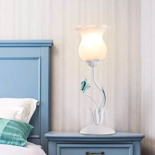 Blommig bordslampa med mjuk belysning för sovrummet