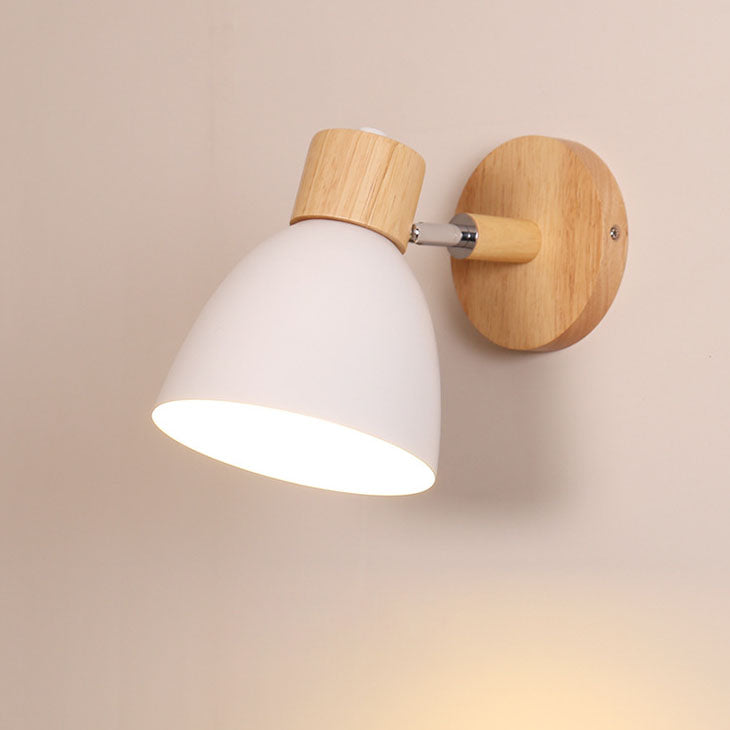 Farverig Væglampe i Jern og Træ – Justerbart Lysdesign
