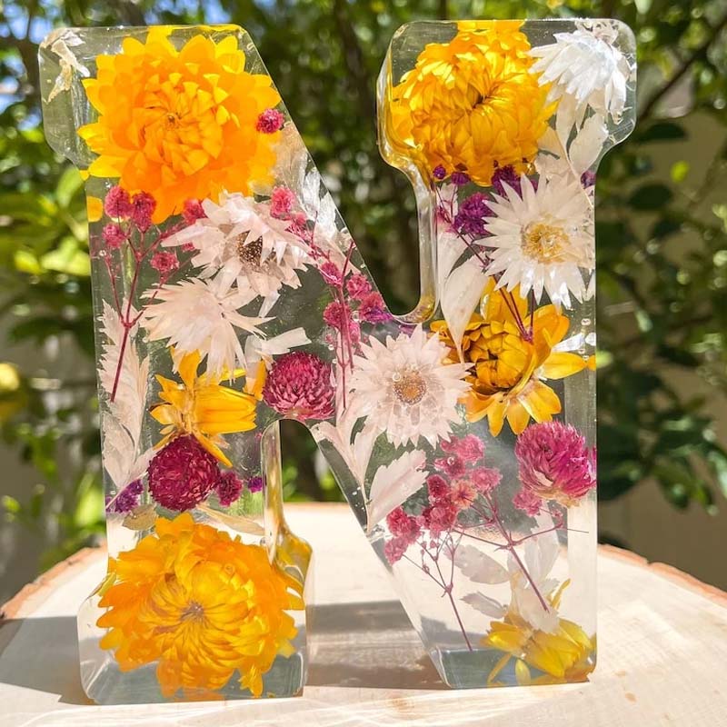 Nattelys med Tørrede Blomster Bogstaver