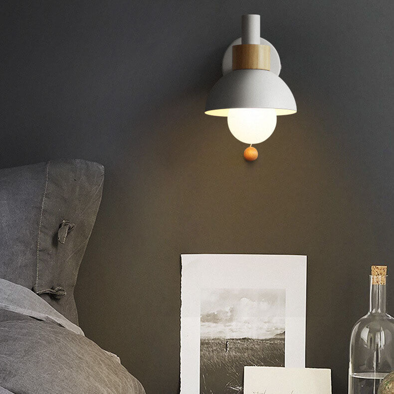 Farverig Væglampe i Moderne Design med Glaskuppel