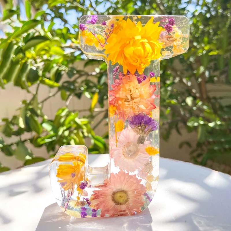 Nattelys med Tørrede Blomster Bogstaver