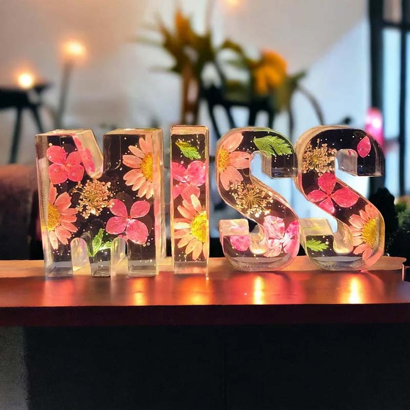 Nattelys med Tørrede Blomster Bogstaver
