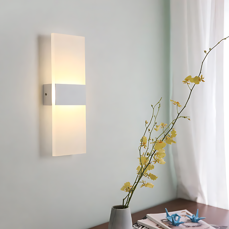 Elegant vägglampa med touch-sensor och USB-laddning