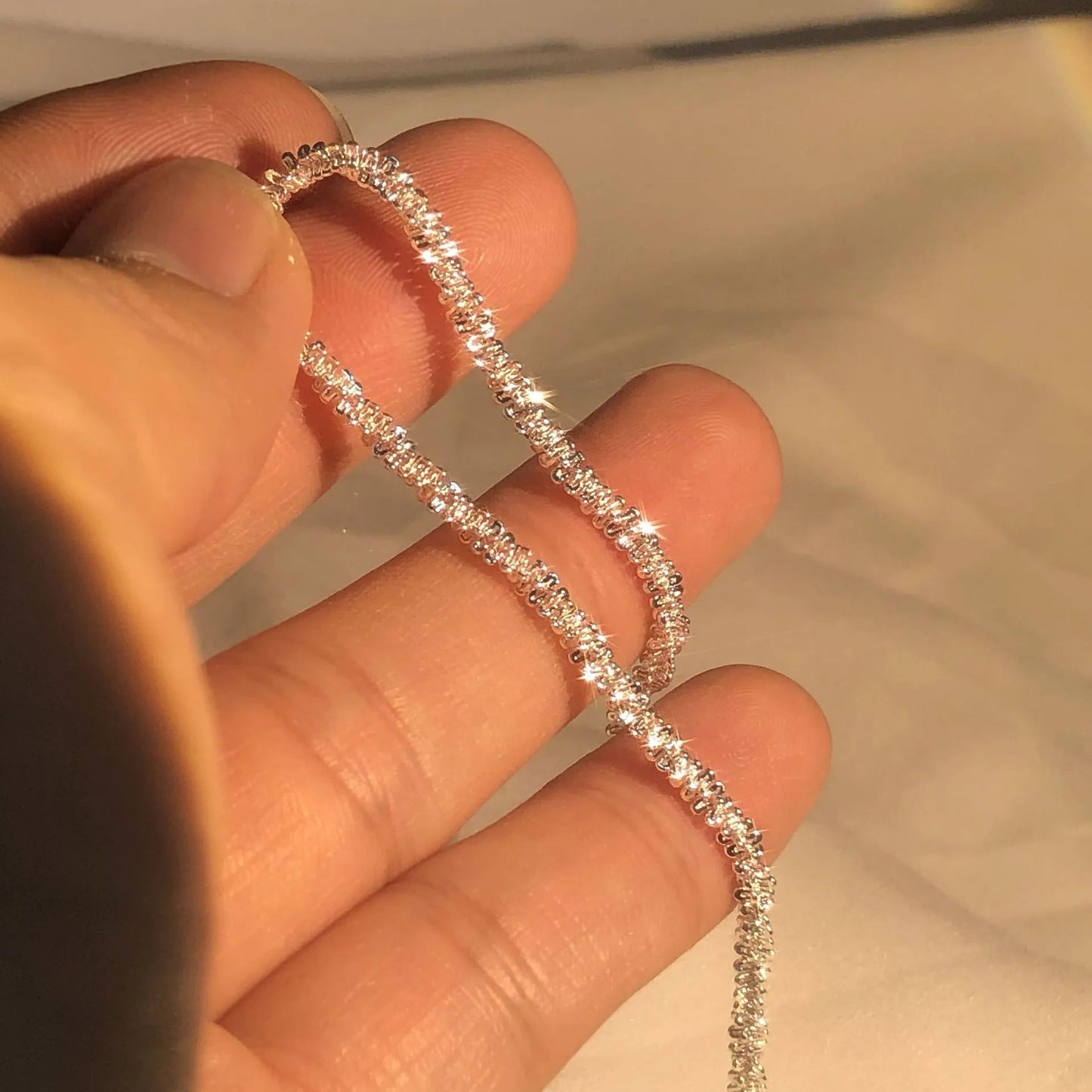 Elegant silverarmband med vatteninspirerad design, perfekt present