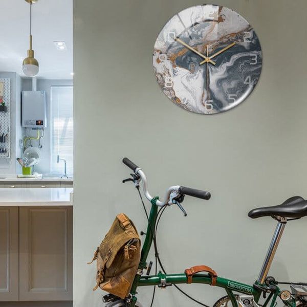 Luksuriøst rundt vægur med elegant design
