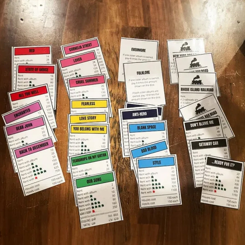 Musikbaseret brætspil med sangkort og Monopoly penge til spilleaftener