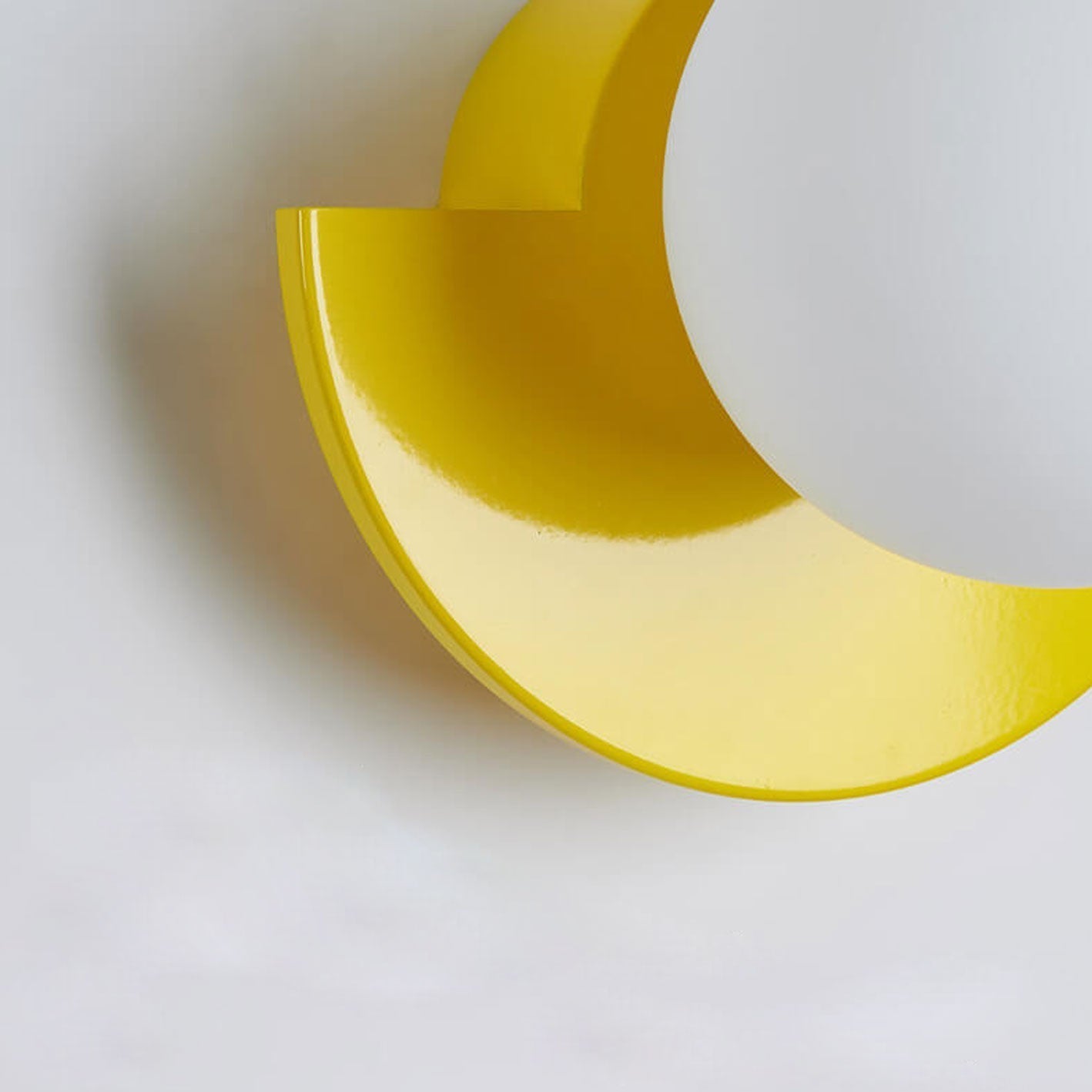 Elegant Væglampe med Glasglobe – Moderne Geometrisk Design