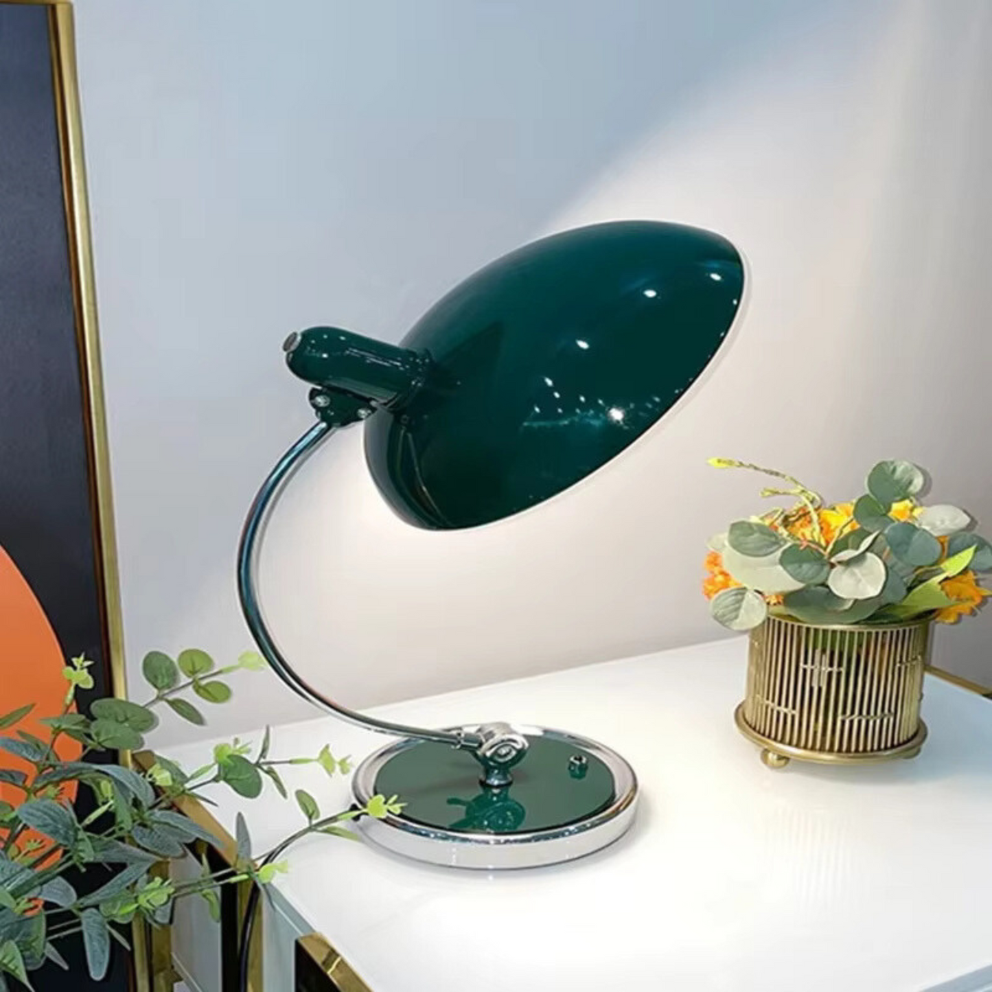 Elegant bordslampa i järn med skandinavisk design och funktionalitet