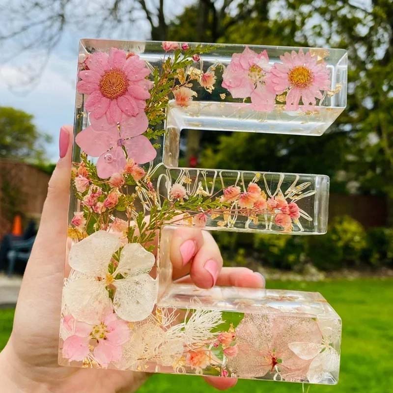 Nattelys med Tørrede Blomster Bogstaver