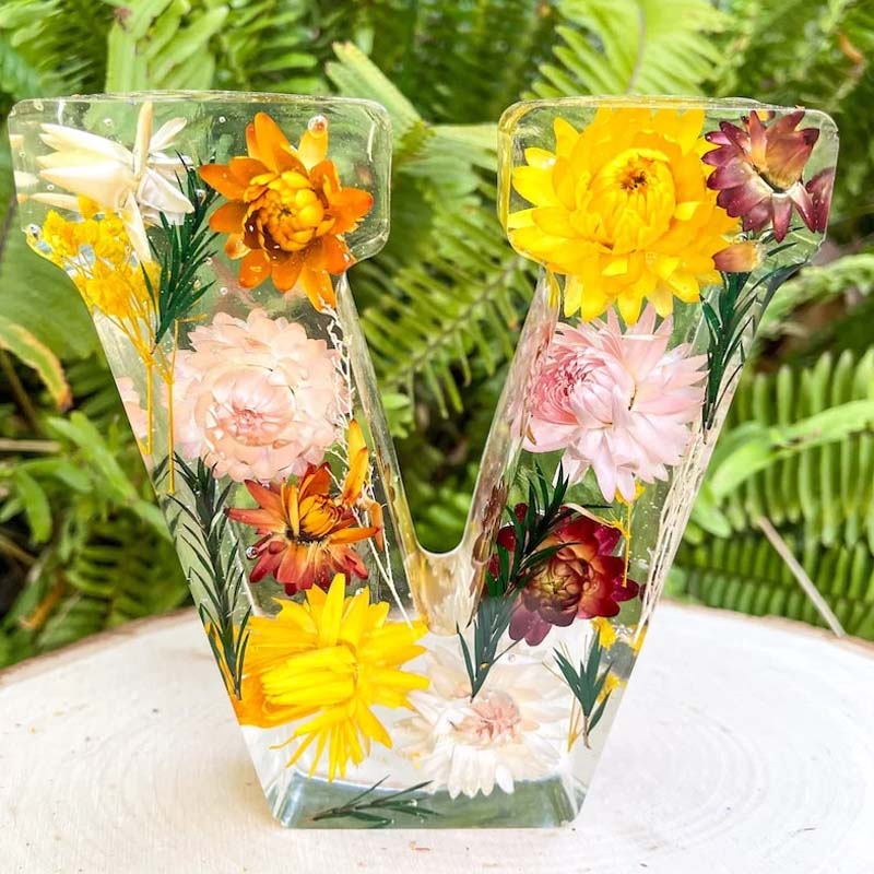 Nattelys med Tørrede Blomster Bogstaver