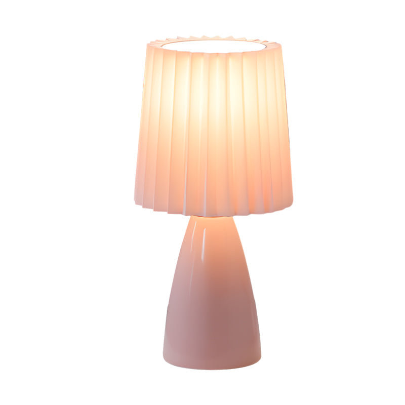 Elegant bordlampe med USB og justerbart lys i plissé stof