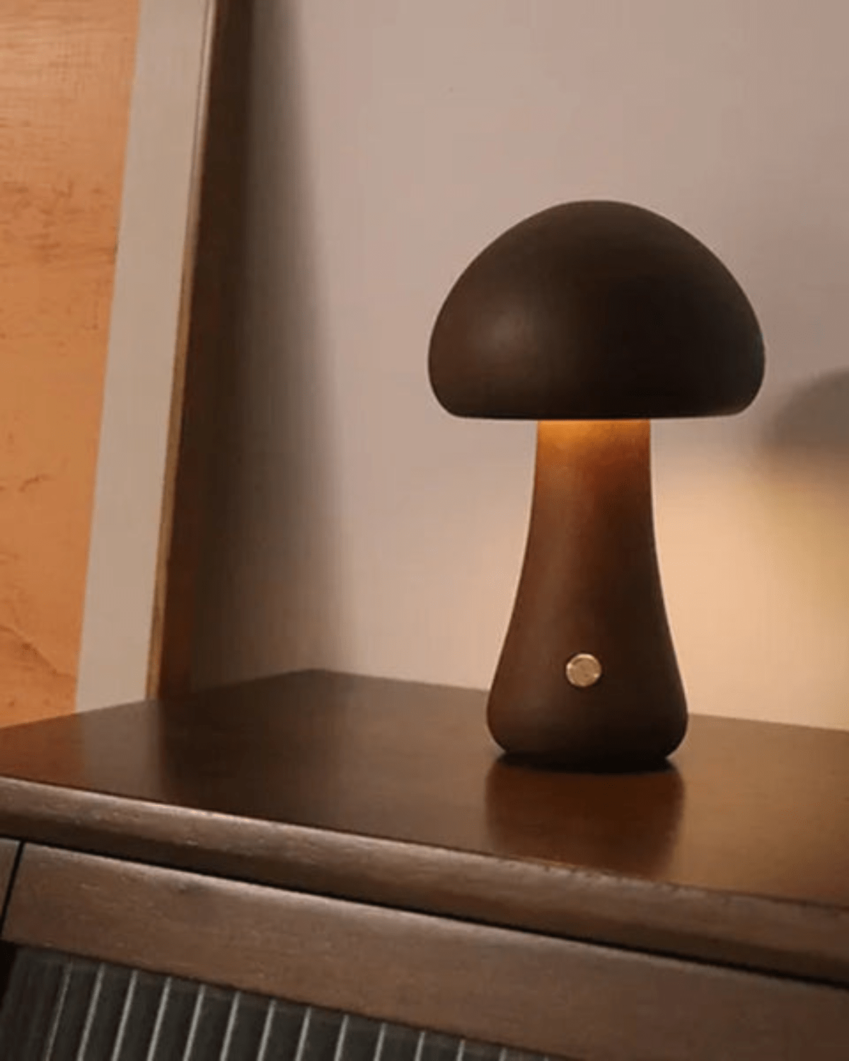Bordslampa i Naturligt Trä – Hållbar och Stämningsfull Belysning