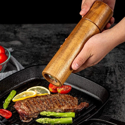 Elegant set med peppar- och saltkvarn i trä med serveringsbräda