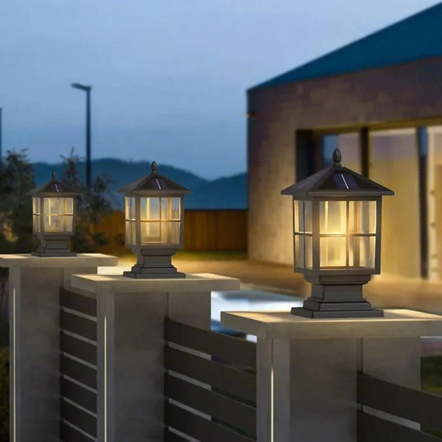 Elegant Solcelledrevet Udendørslampe i Sort Metal til Haven