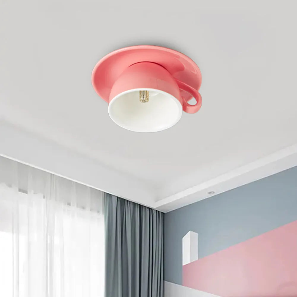 Moderne loftslampe i keramik med unik kopform til soveværelse
