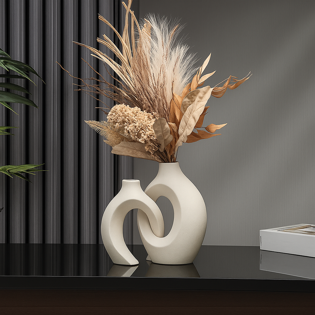Stilrent keramiskt vas-set med skulptural minimalistisk elegans