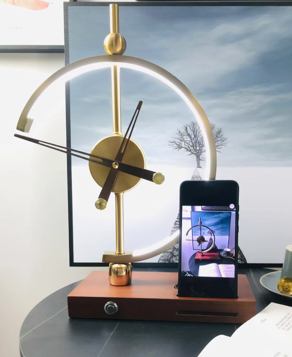 Bordlampe med Trådløs Oplader og Stilfuldt Ur