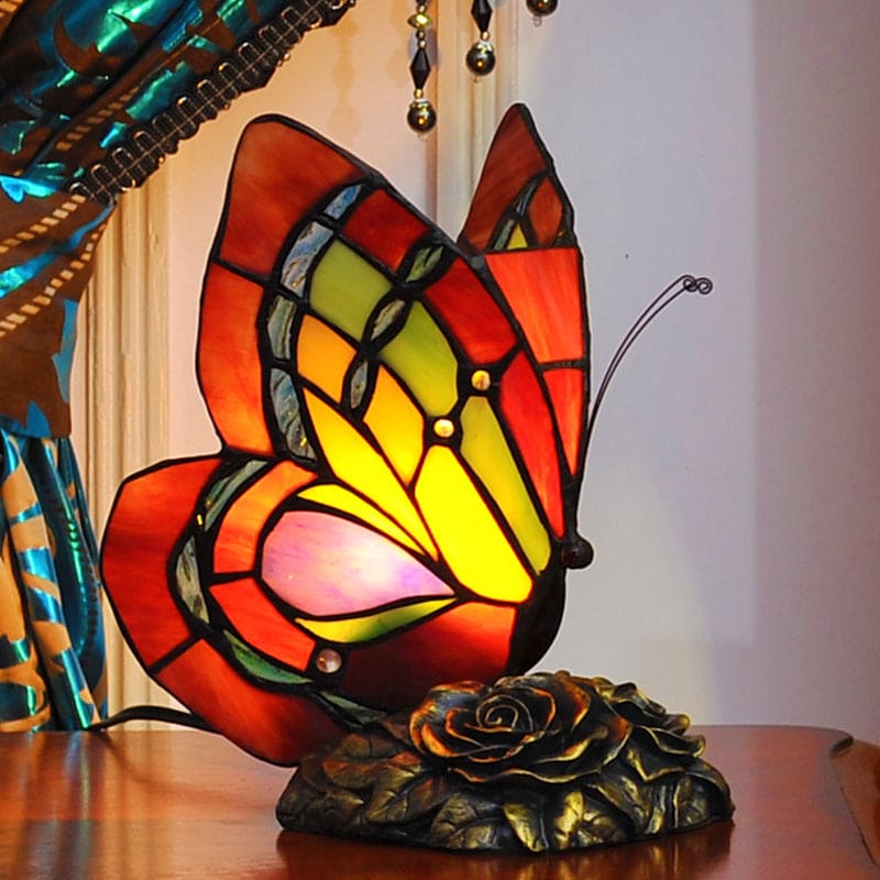 Romantisk bordslampa med blomstermotiv och fjäril i harts