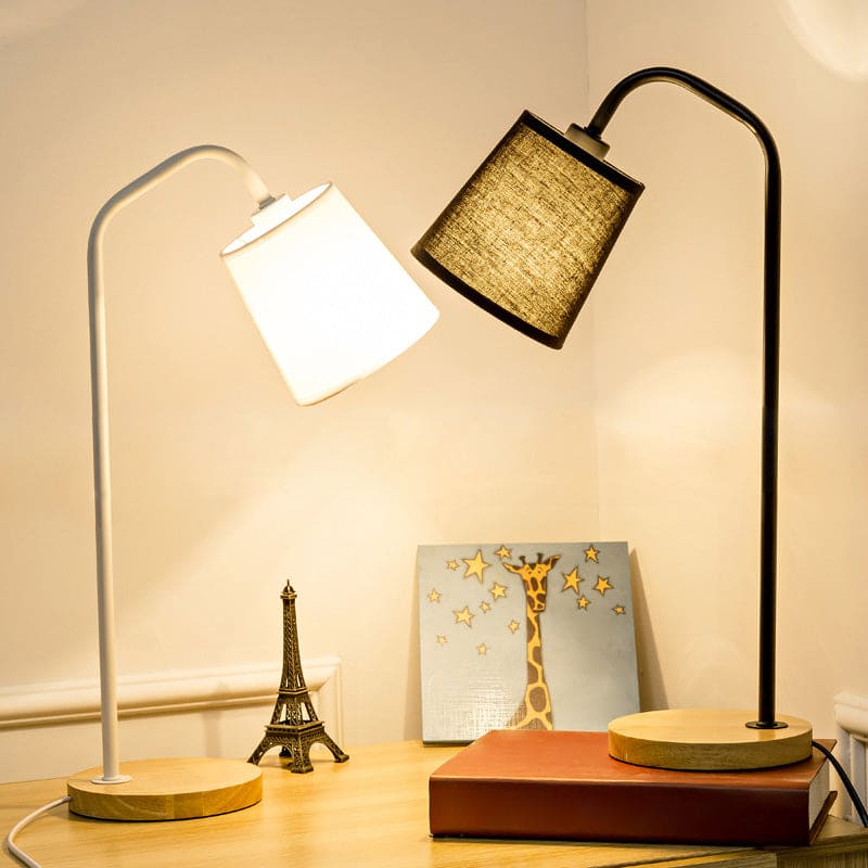 Stilfuld Kegleformet Bordlampe med Blidt Lys