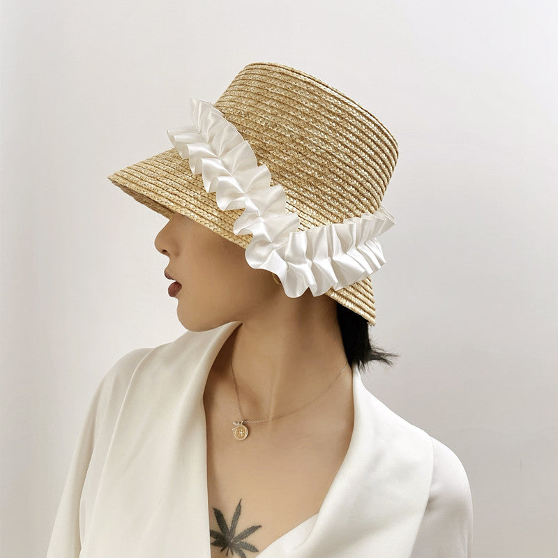 Sommarhatt med flätor och ränder – Lätt och luftig stil