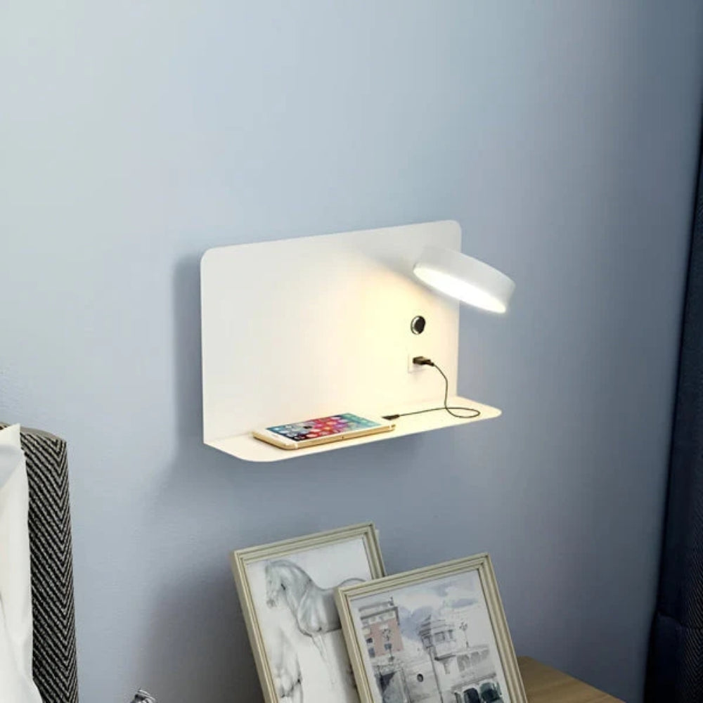 Vägglampa med USB-laddare och Praktisk Hylla