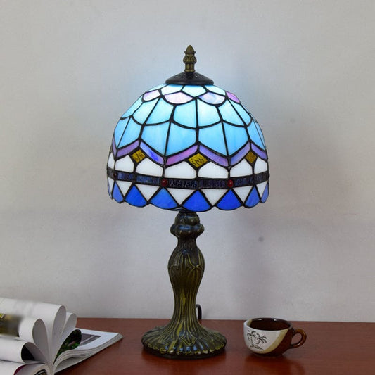 Stilren bordslampa i dekorativt glas
