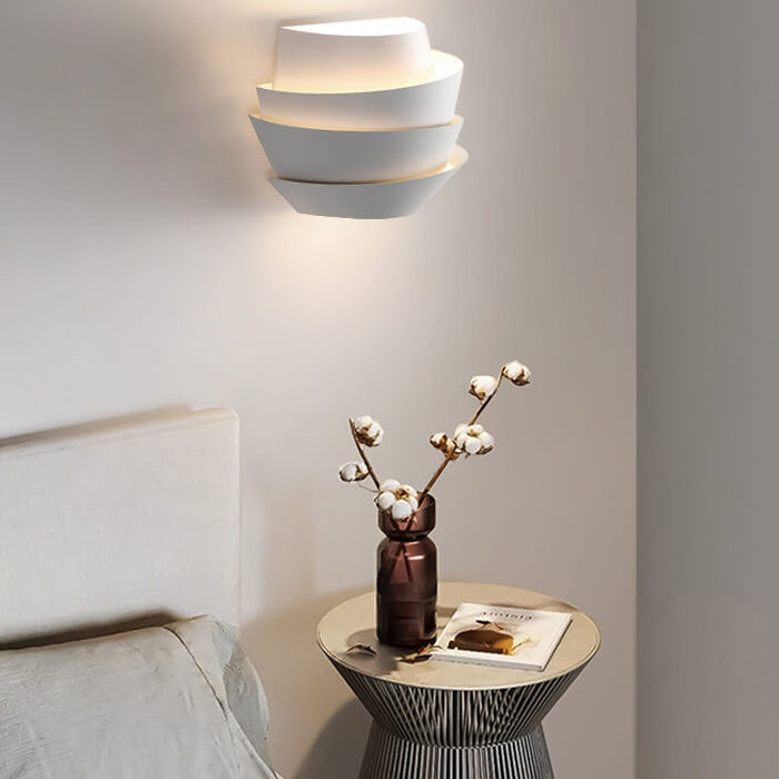 Elegant Væglampe med Dobbelt Belysning i Skandinavisk Stil
