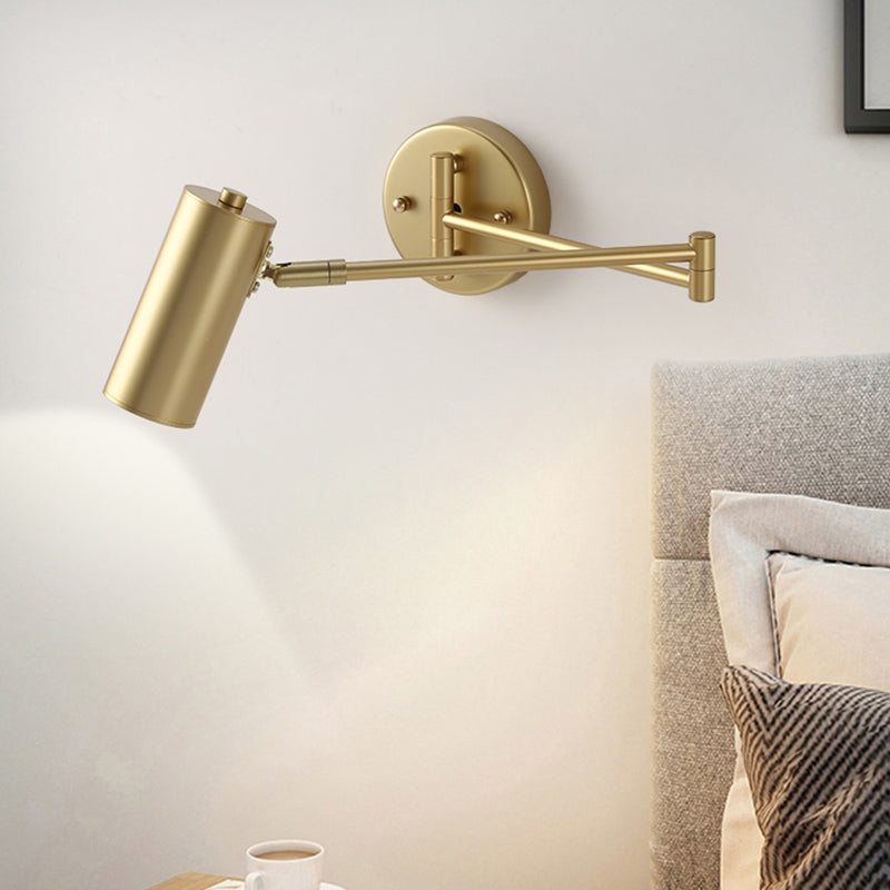 Elegant vägglampa med justerbar arm och metallskärm