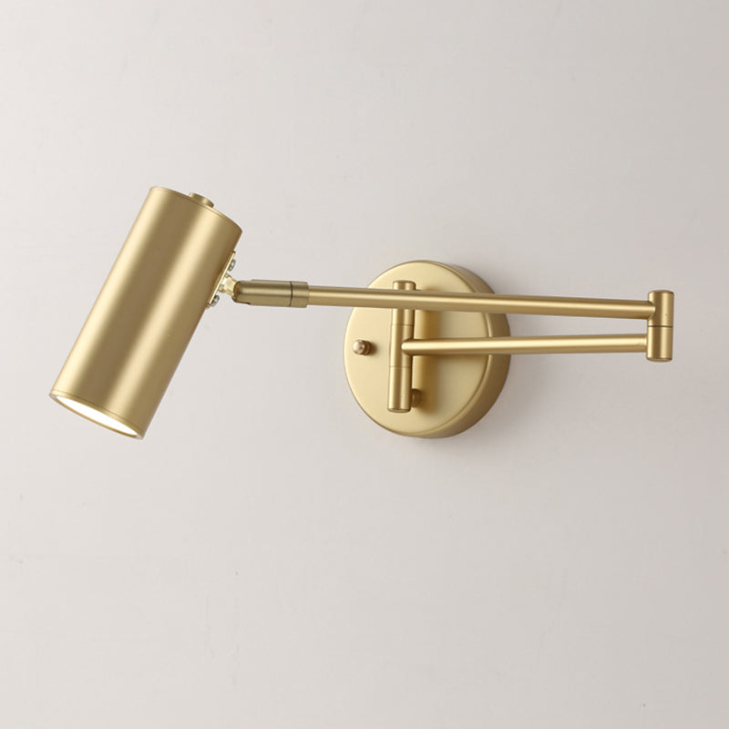 Elegant vägglampa med justerbar arm och metallskärm