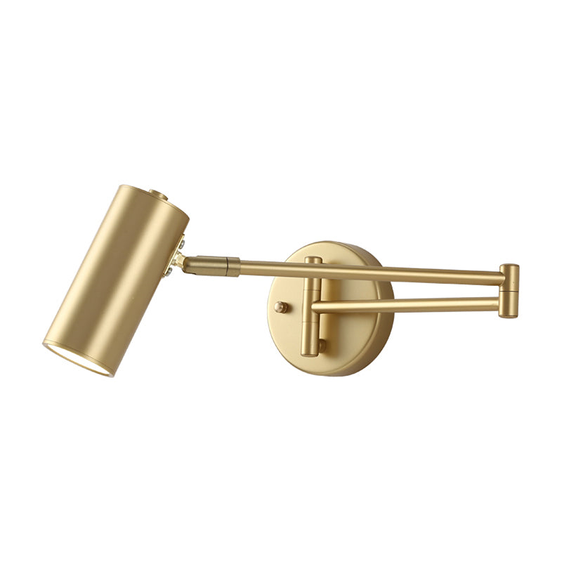Elegant vägglampa med justerbar arm och metallskärm