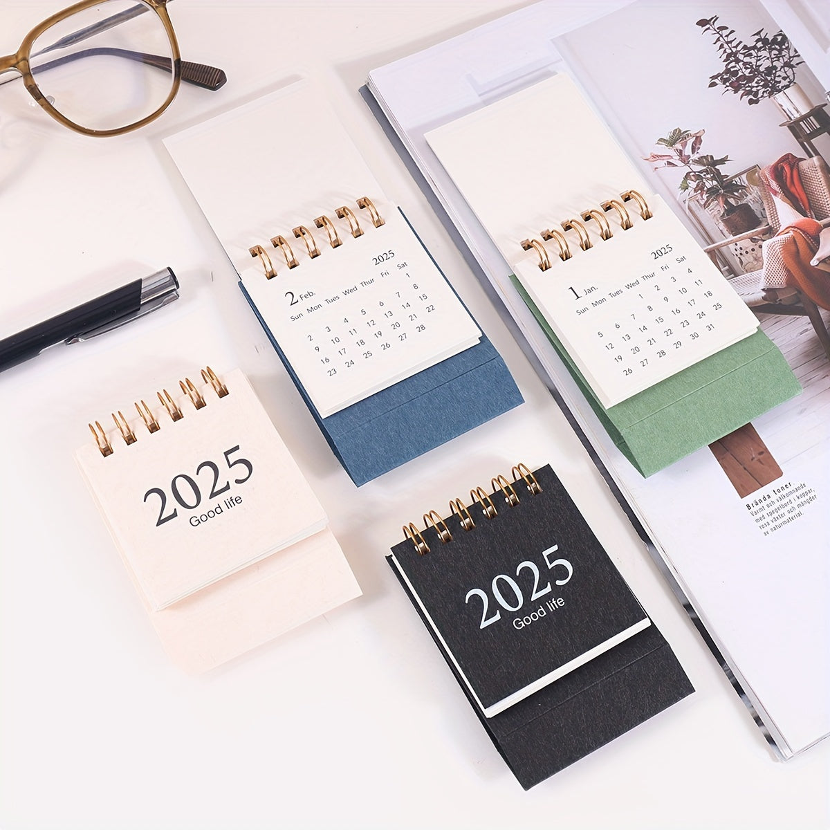 Elegant Skrivebordskalender med Spiralstativ – Perfekt Overblik