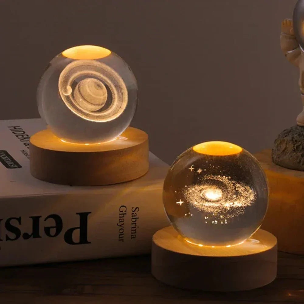 Magisk 3D Krystalkugle Natlys med Himmellegeme Design