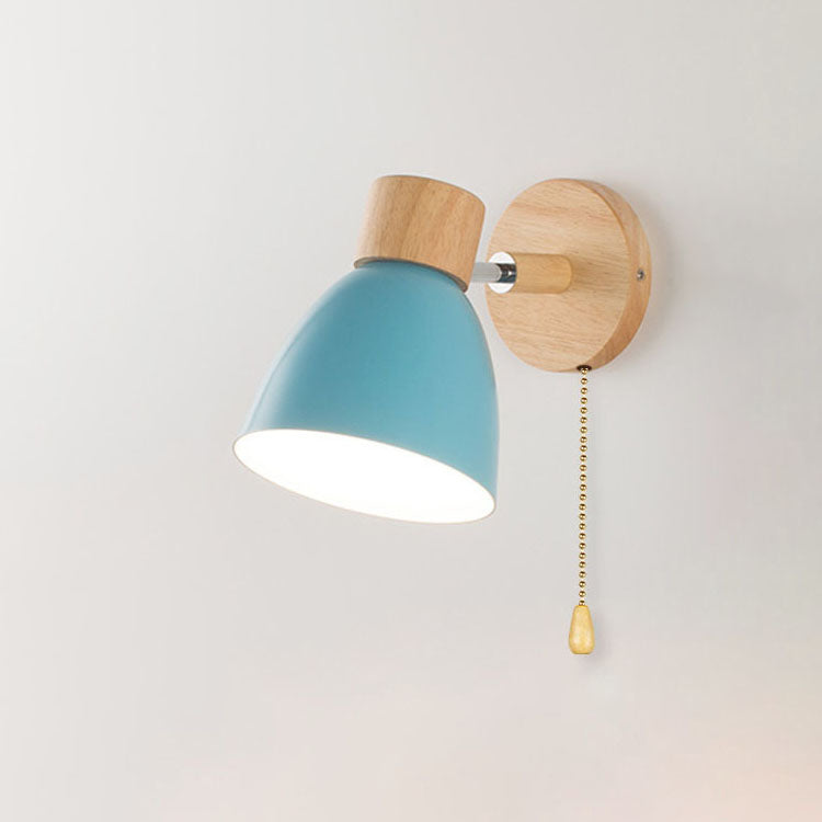 Farverig Væglampe i Jern og Træ – Justerbart Lysdesign