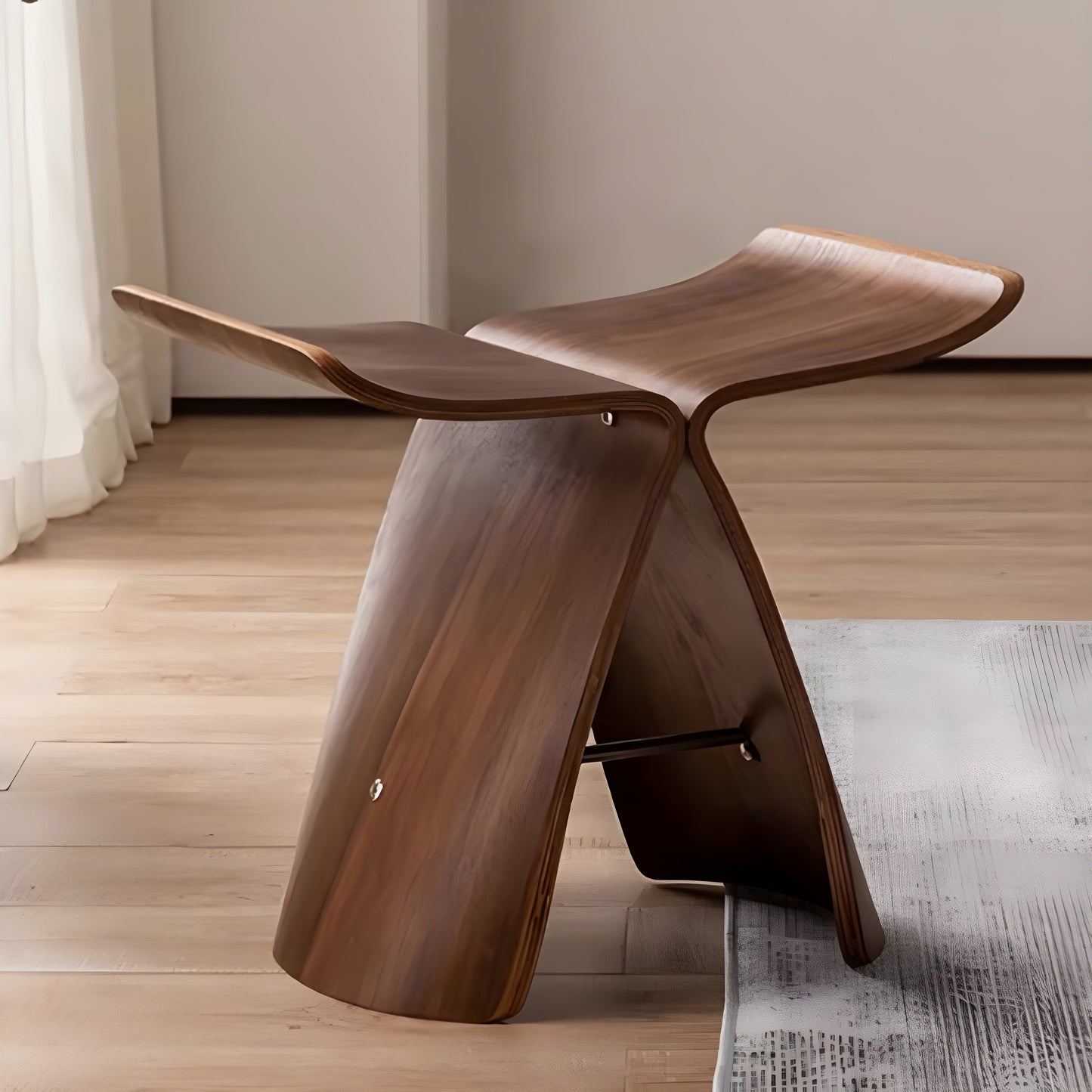 Elegant träbänk i massivt trä – minimalistisk och hållbar