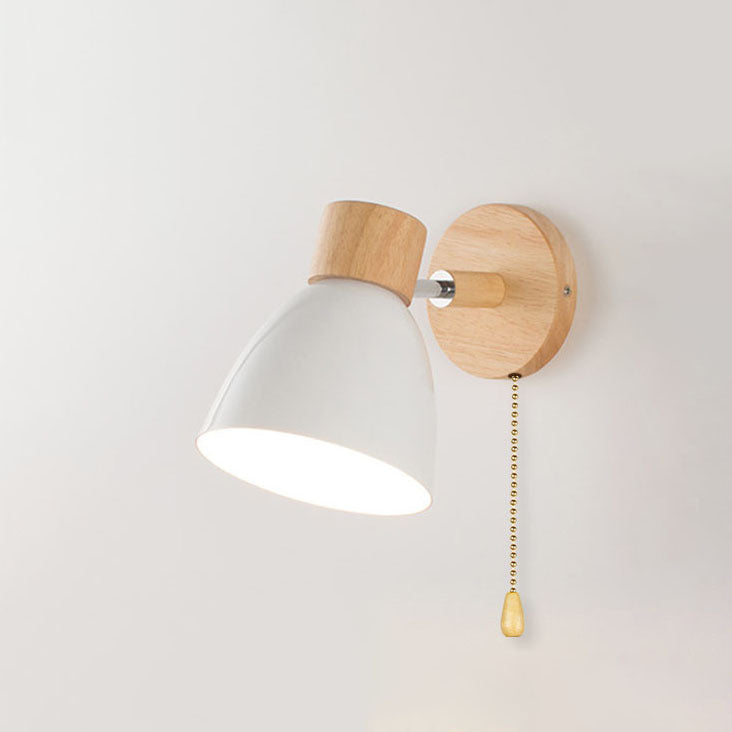 Farverig Væglampe i Jern og Træ – Justerbart Lysdesign