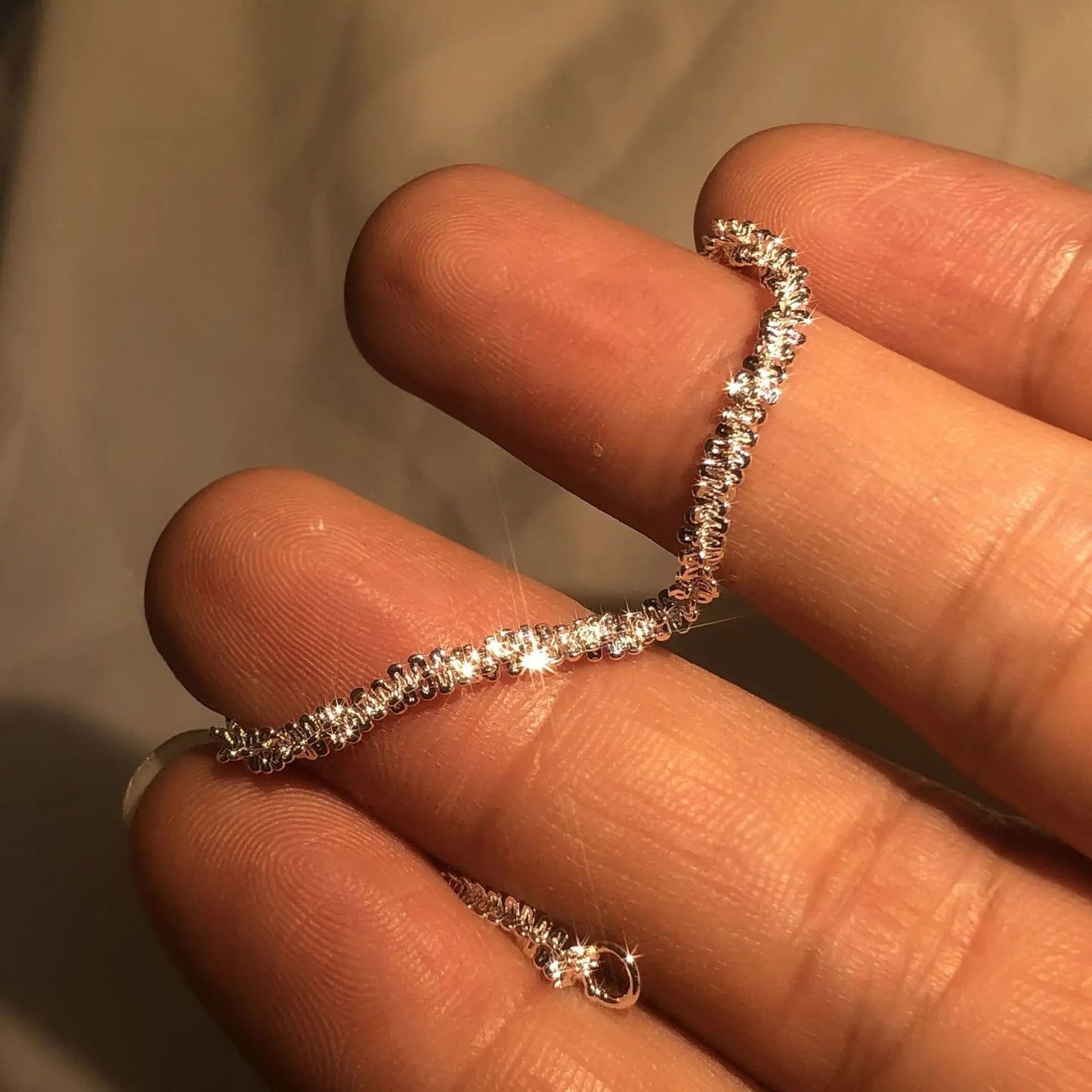 Elegant silverarmband med vatteninspirerad design, perfekt present